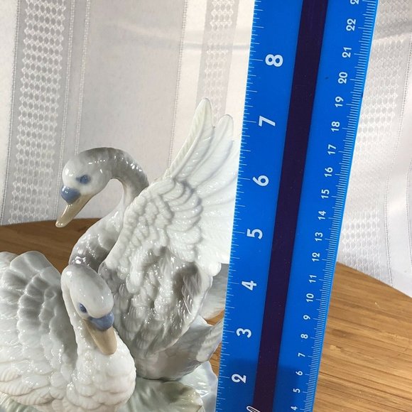 VINTAGE 1970’s SWAN LAKE Musical Rotating Porcelain FIGURINE Japan GLOBAL ART - Picture 4 of 11